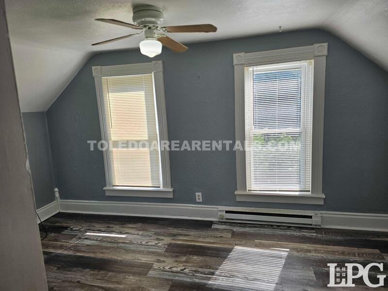 5520 N Summit St - Photo 3 of 10