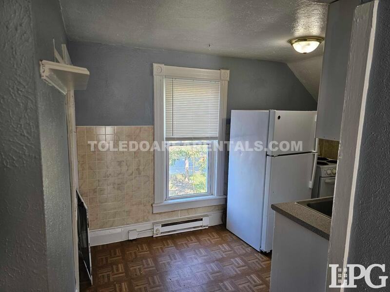 5520 N Summit St - Photo 4 of 10