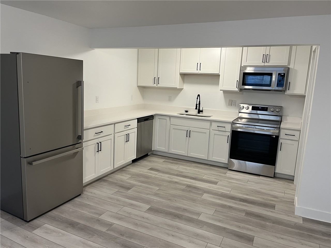 550 W Parkway Dr - Photo 2 of 13