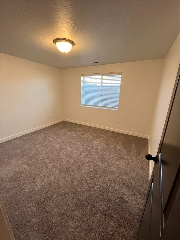 550 W Parkway Dr - Photo 7 of 13