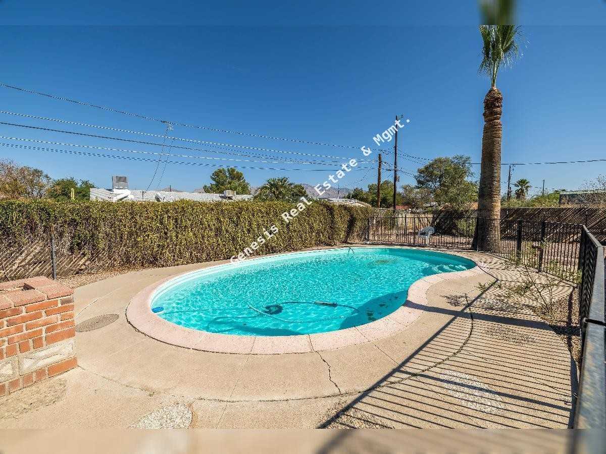 709 E Smoot Dr - Photo 2 of 30