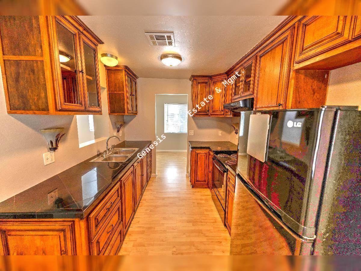 709 E Smoot Dr - Photo 4 of 30