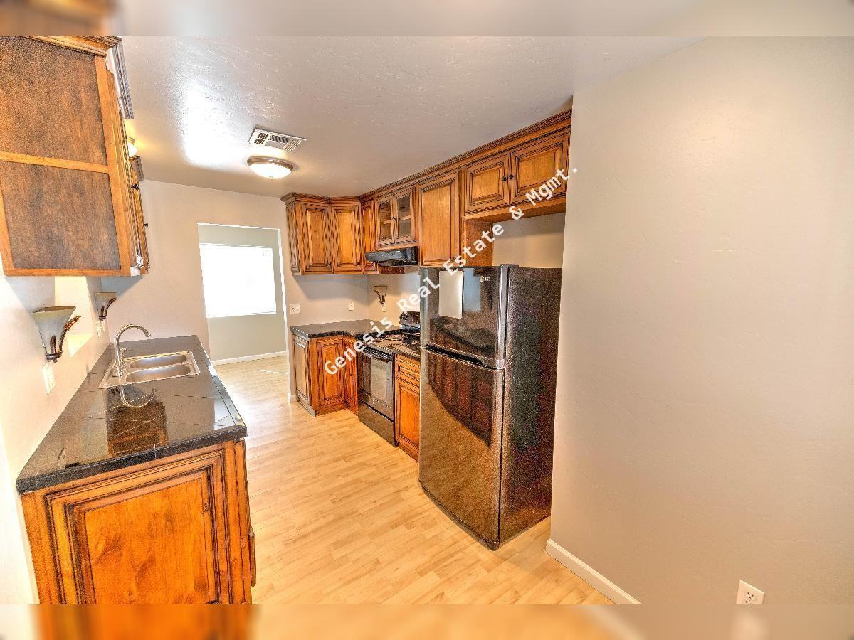 709 E Smoot Dr - Photo 5 of 30