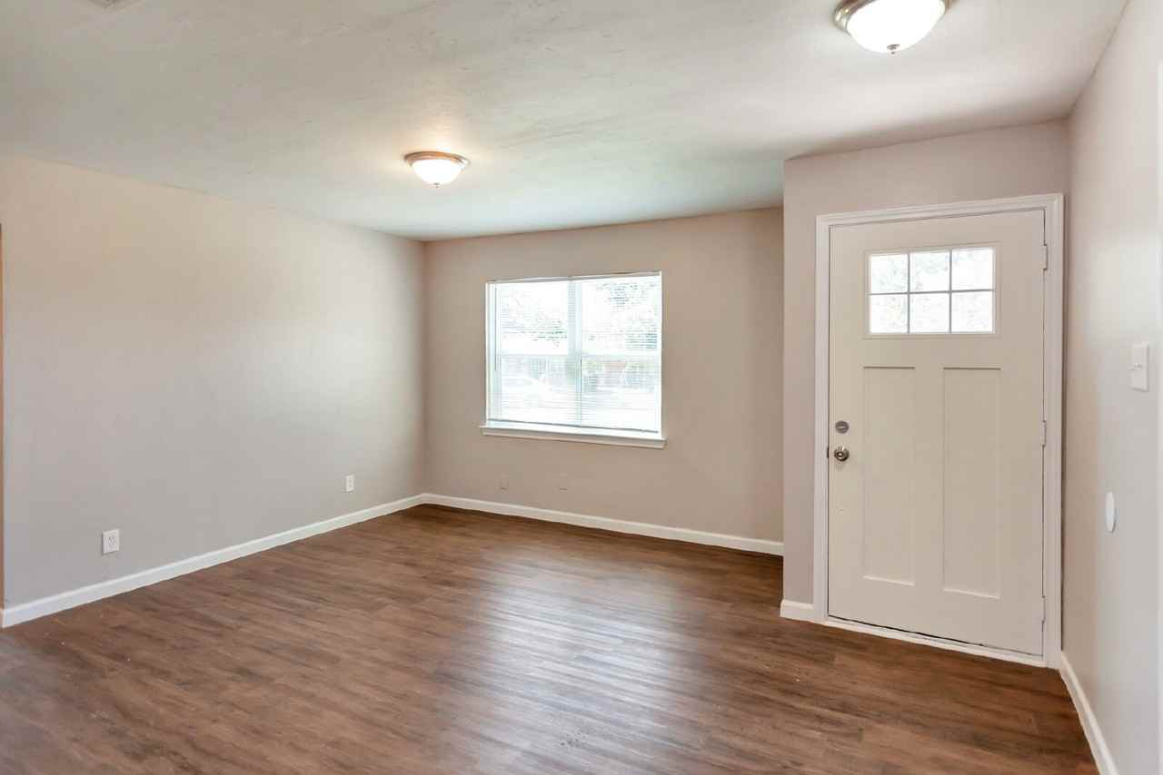 2038 Evergreen St - Photo 2 of 15