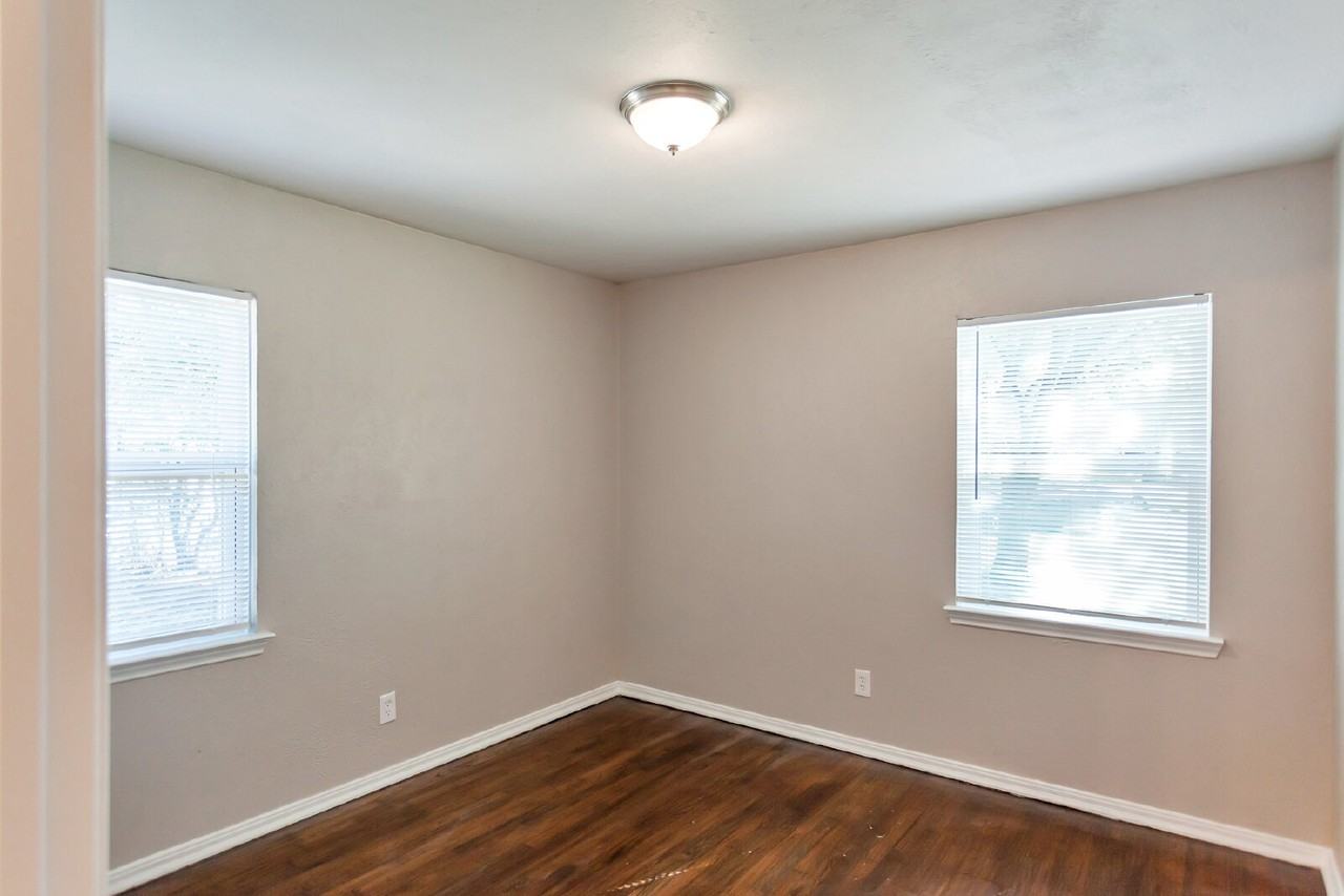 2038 Evergreen St - Photo 3 of 15