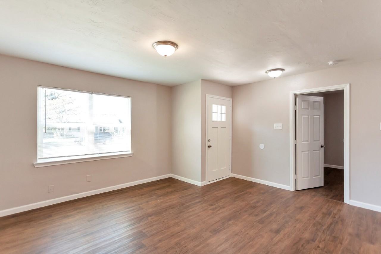 2038 Evergreen St - Photo 6 of 15