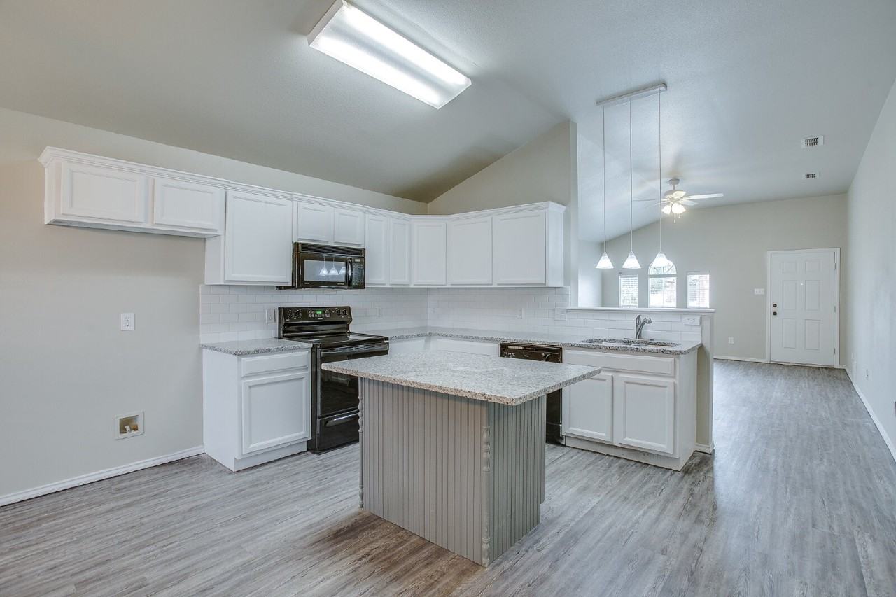 6503 91st St - Photo 5 of 16