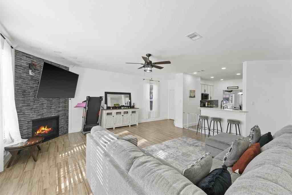 8311 Caraway Lake Cir - Photo 3 of 4