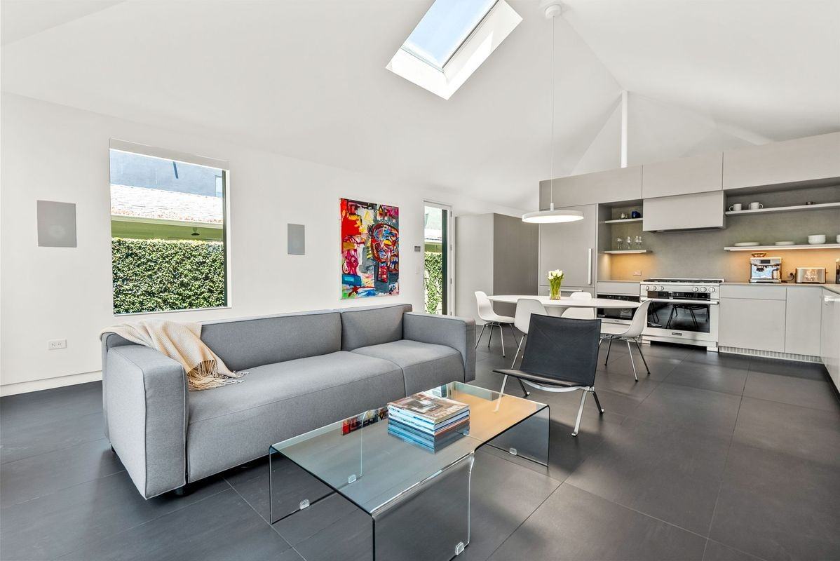 1527 Cabrillo Ave - Photo 2 of 8