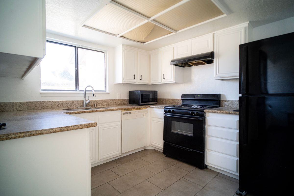 837 Sunrise Ct - Photo 7 of 19
