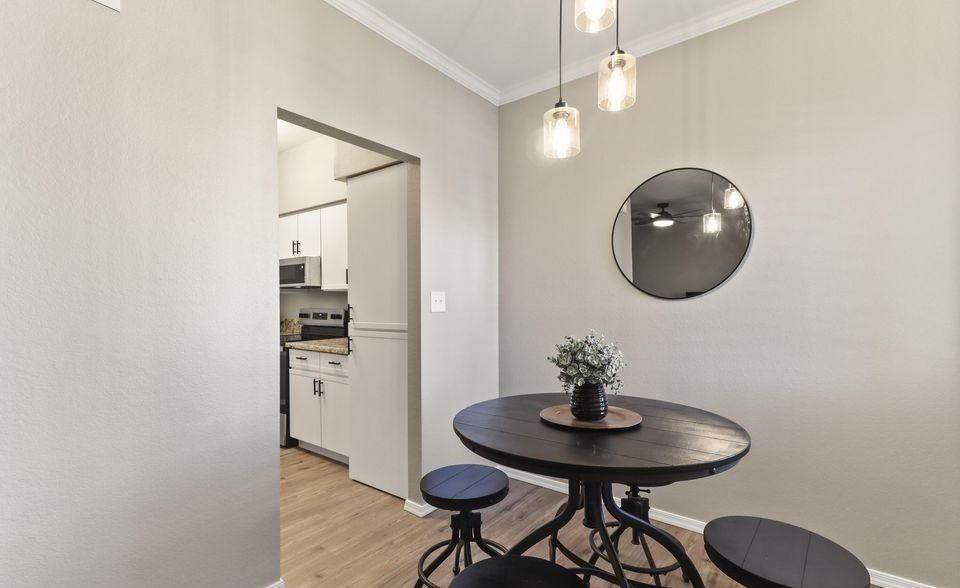 5500 N Valley View Rd ##211 - Photo 4 of 21