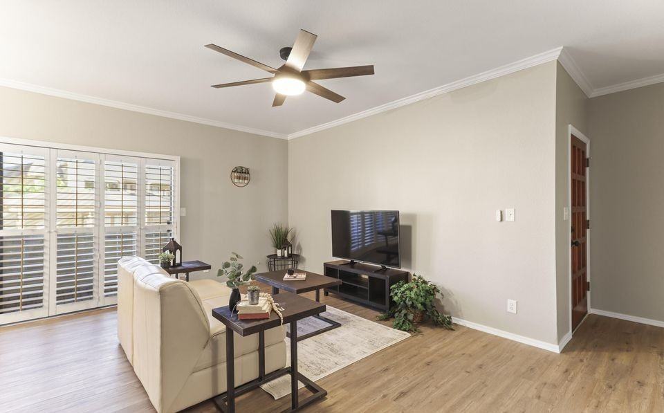 5500 N Valley View Rd ##211 - Photo 5 of 21