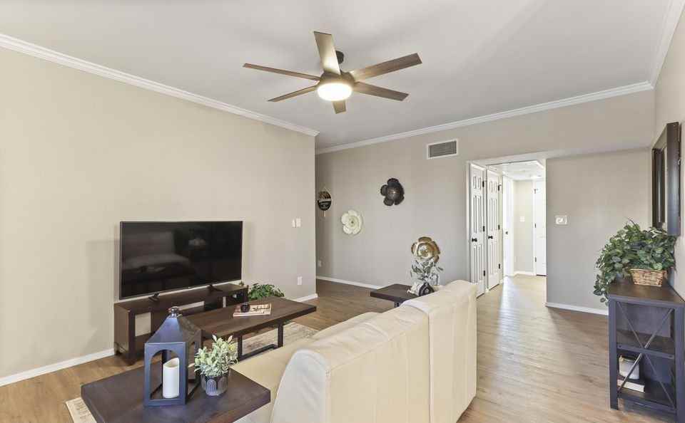 5500 N Valley View Rd ##211 - Photo 6 of 21