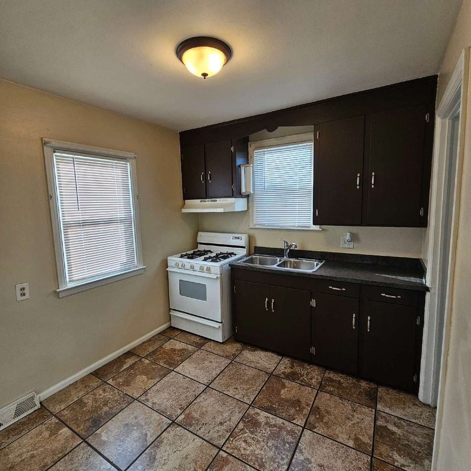 28303 Essex St - Photo 5 of 11