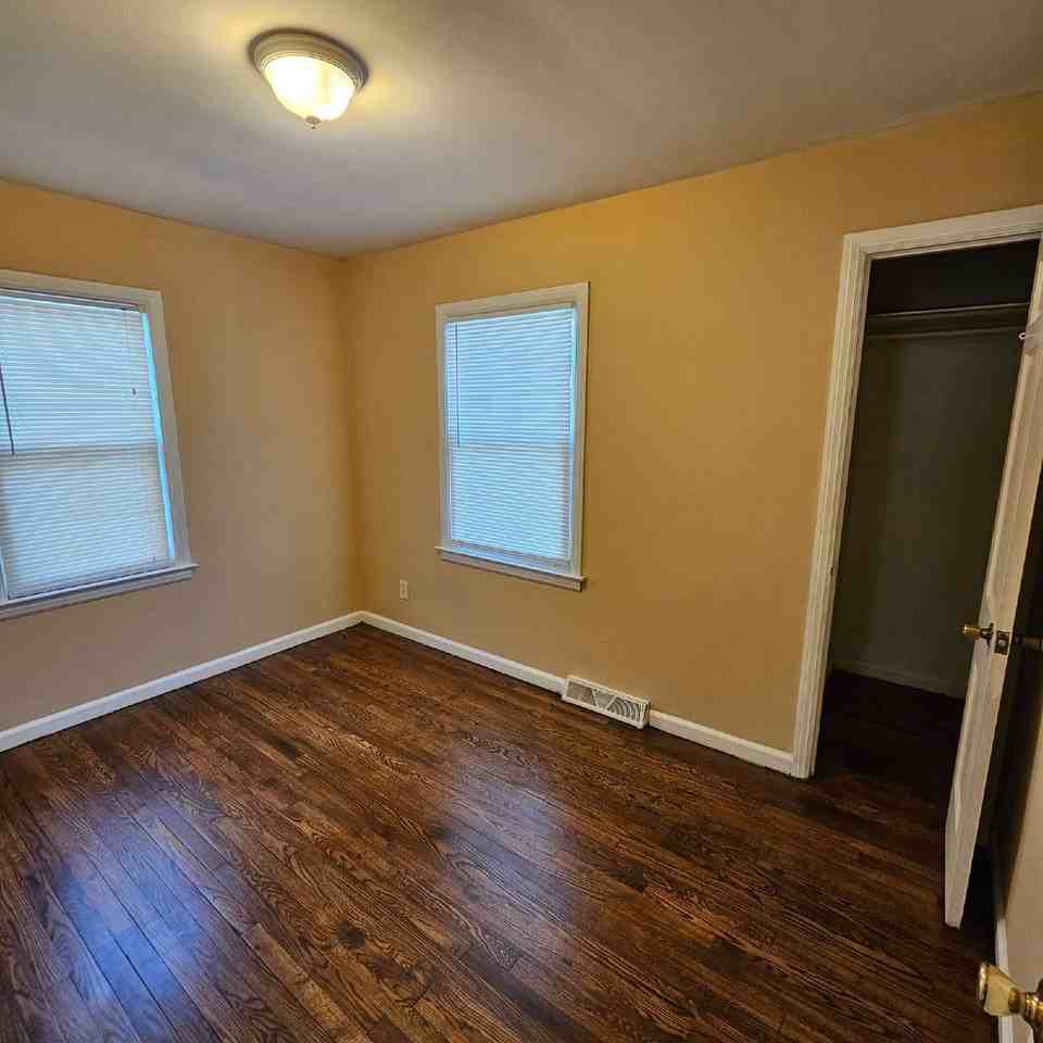 28303 Essex St - Photo 7 of 11