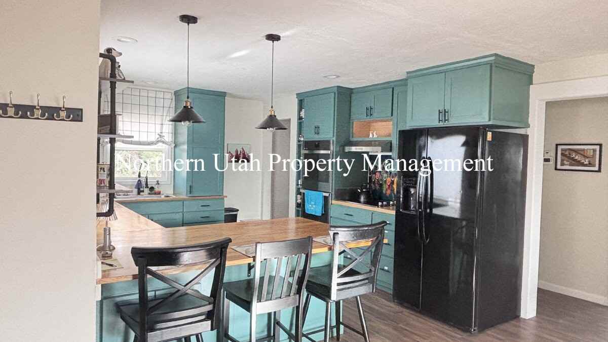 3088 Quincy Ave - Photo 4 of 17