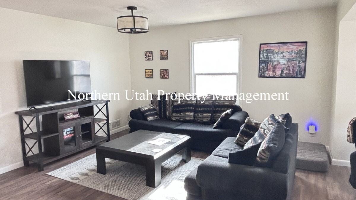 3088 Quincy Ave - Photo 5 of 17