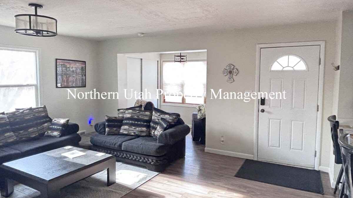 3088 Quincy Ave - Photo 6 of 17