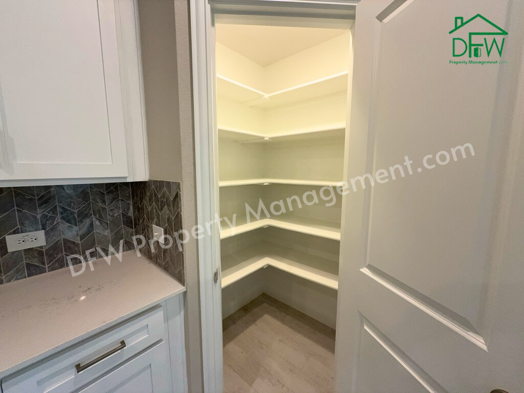 612 Amenduni Ln - Photo 7 of 40