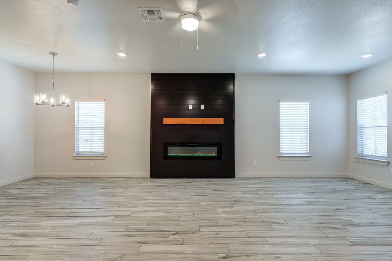 7052 41st St - Photo 5 of 34