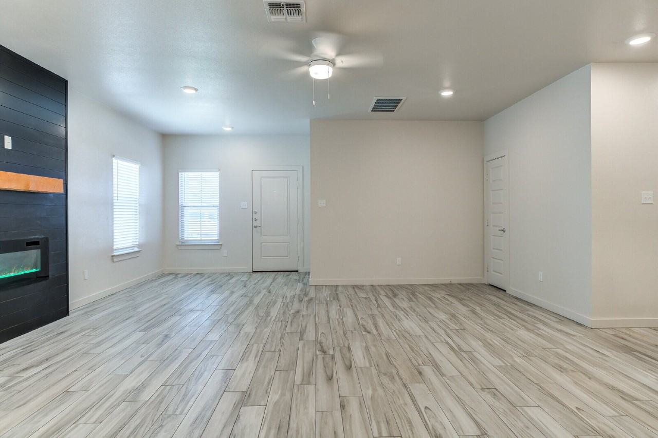 7052 41st St - Photo 7 of 34