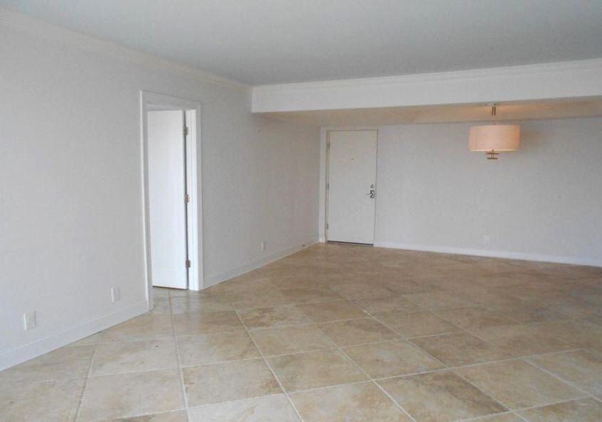 1601 Ocean Dr S - Photo 4 of 16