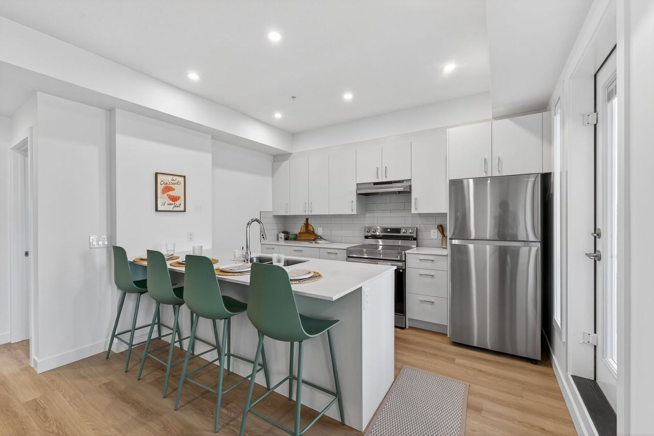 Kings Landing Apartment - Photo 2 of 39