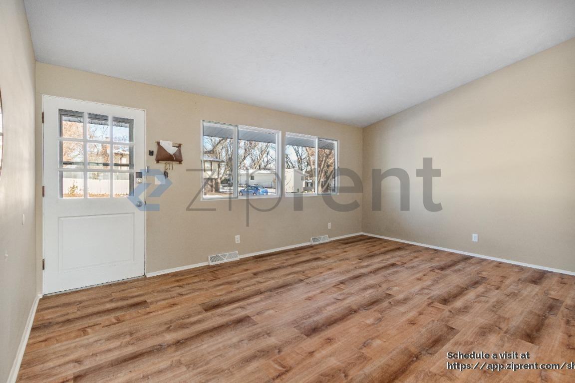 10017 Sprague St - Photo 6 of 35