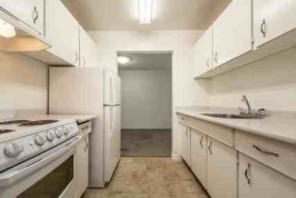 Seaport Apartments - Photo 4 of 13