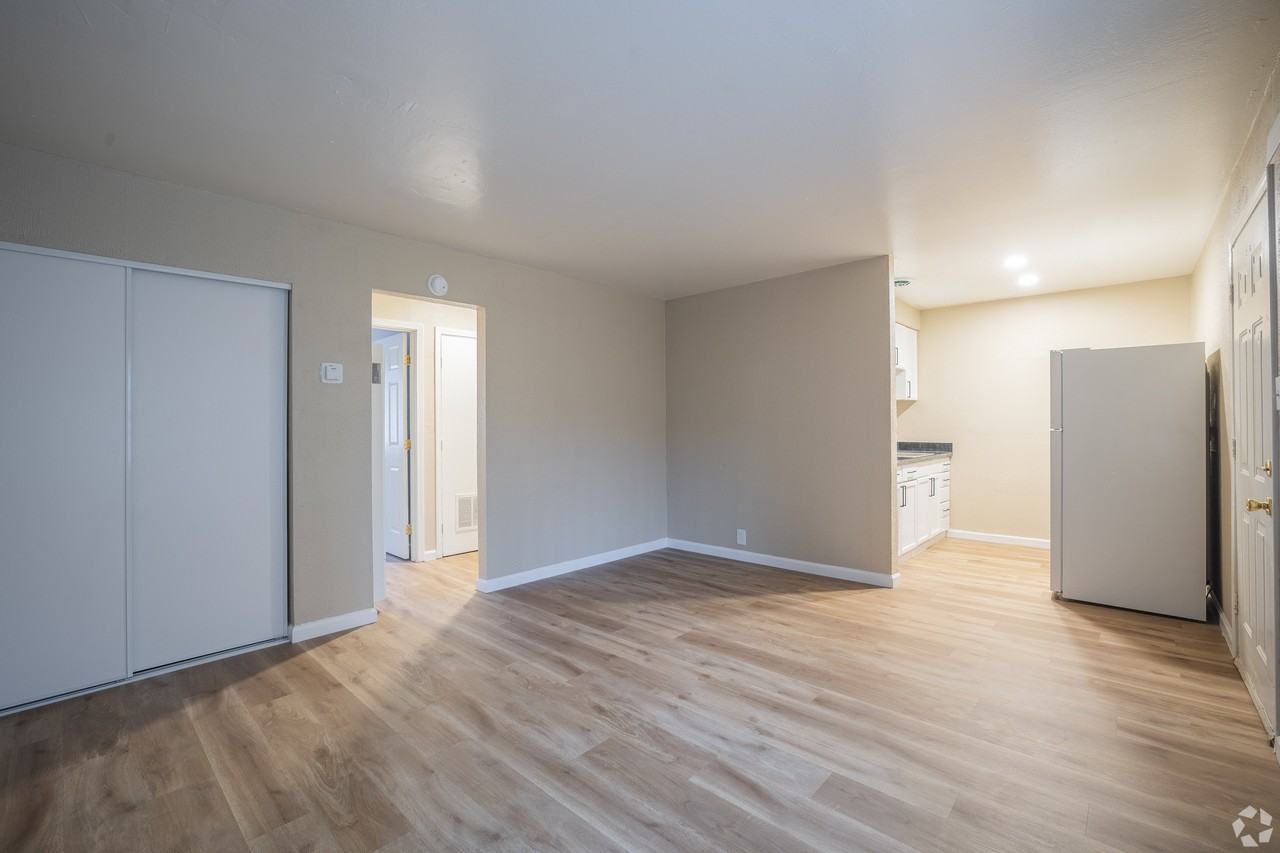 Oakridge Apartments - Photo 2 of 19