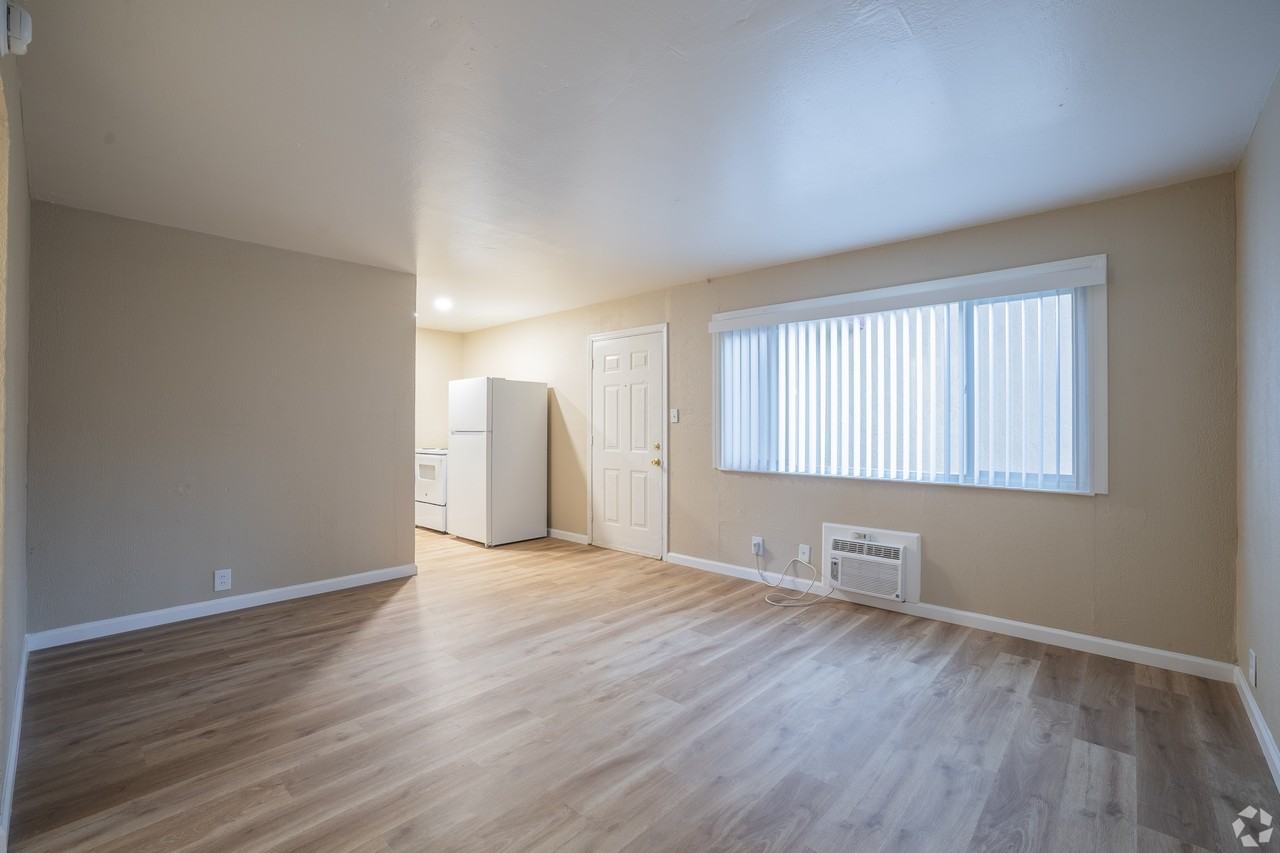 Oakridge Apartments - Photo 4 of 19