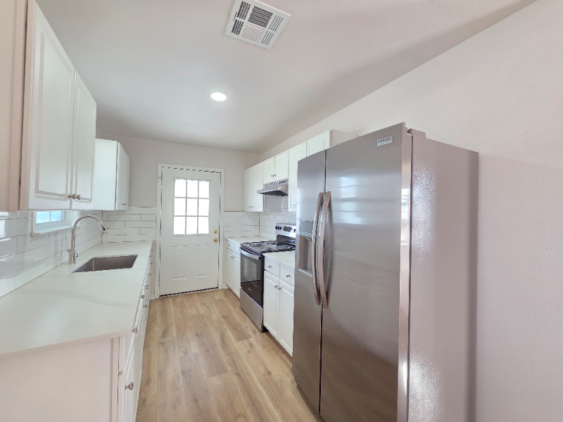 411A W 4th St - Photo 3 of 12