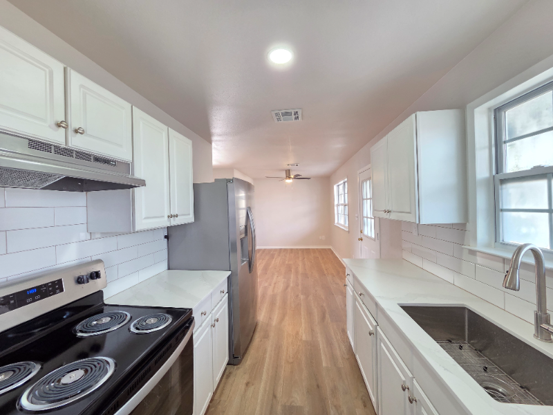 411A W 4th St - Photo 5 of 12