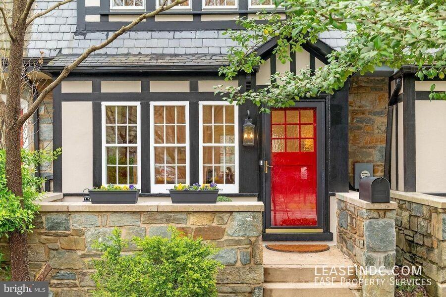 4434 Reservoir Rd Nw - Photo 4 of 31