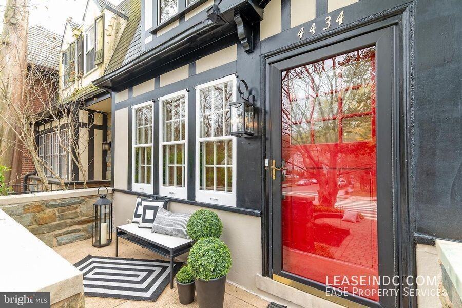 4434 Reservoir Rd Nw - Photo 5 of 31