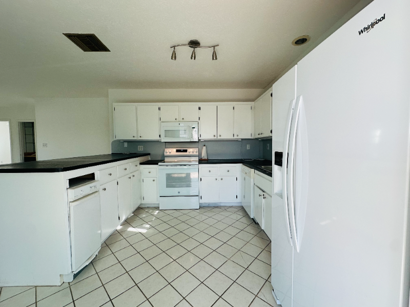 486 Airport Dr S - Photo 3 of 19