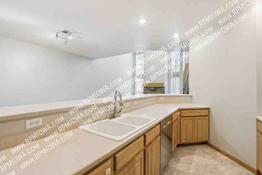 513 E 4th St - Photo 7 of 21