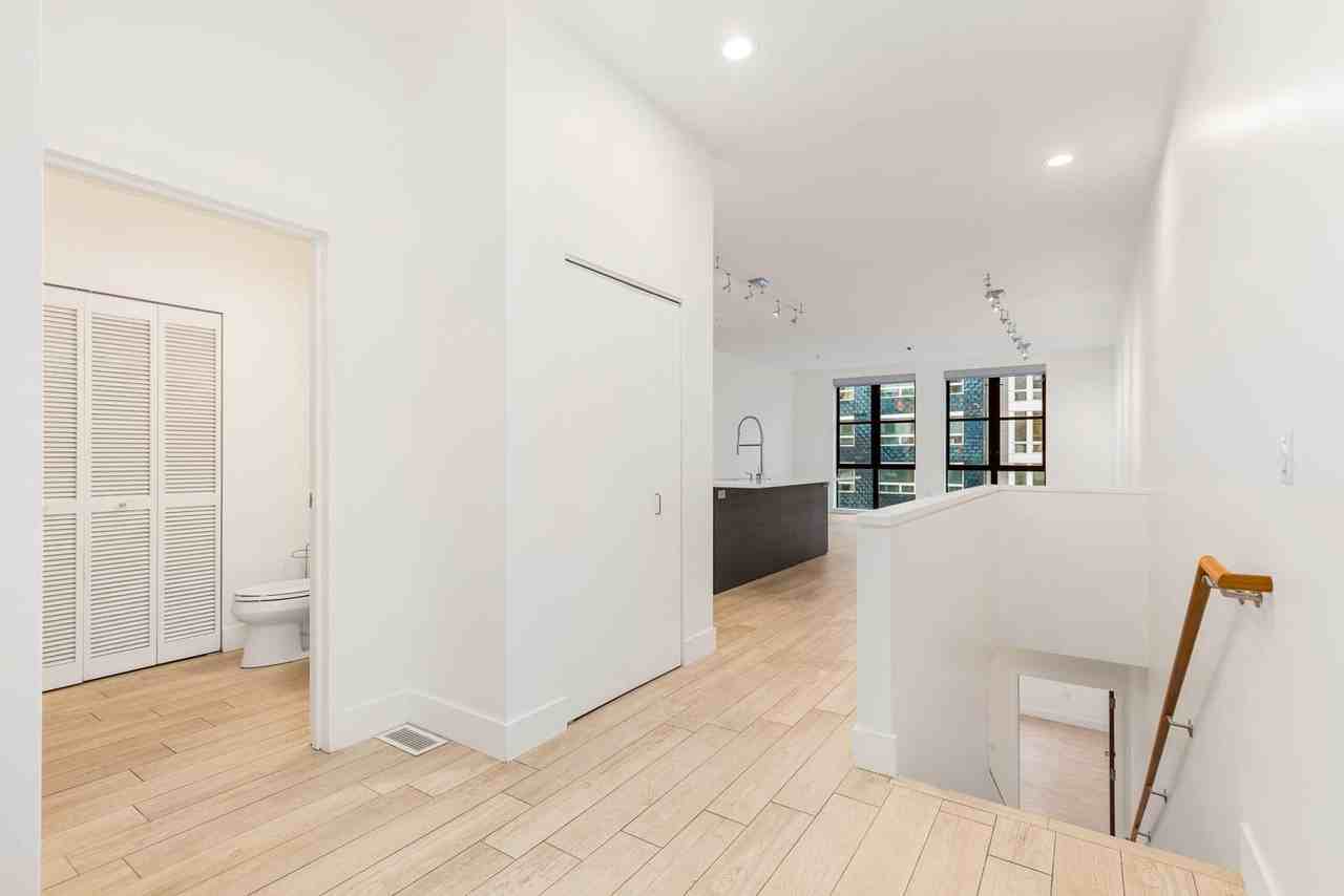 615 E Pike St #302 - Photo 2 of 16