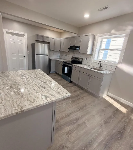 404 Sharp St N - Photo 3 of 9