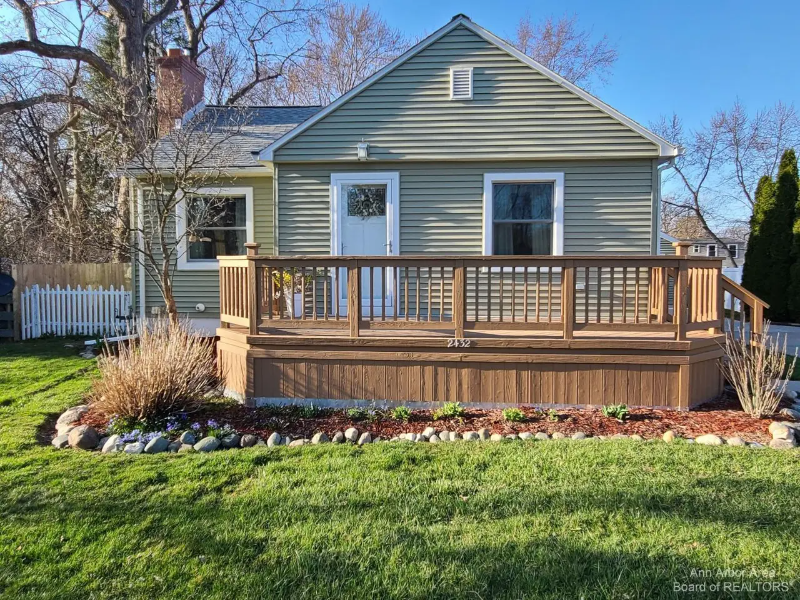 2432 Burns Ave - Photo 2 of 19