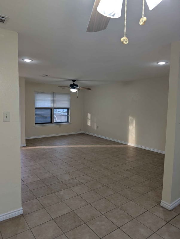 931 Edwards St - Photo 5 of 15