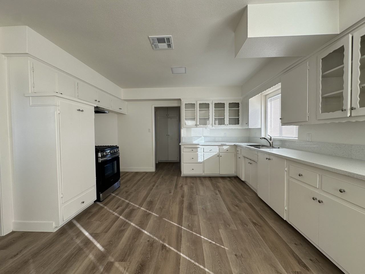 14343 Bon View Ave - Photo 7 of 23