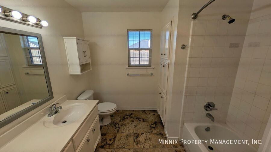 6704 9th St - Photo 6 of 7