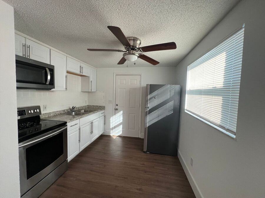 9325 Goldenrod Rd #B - Photo 3 of 7