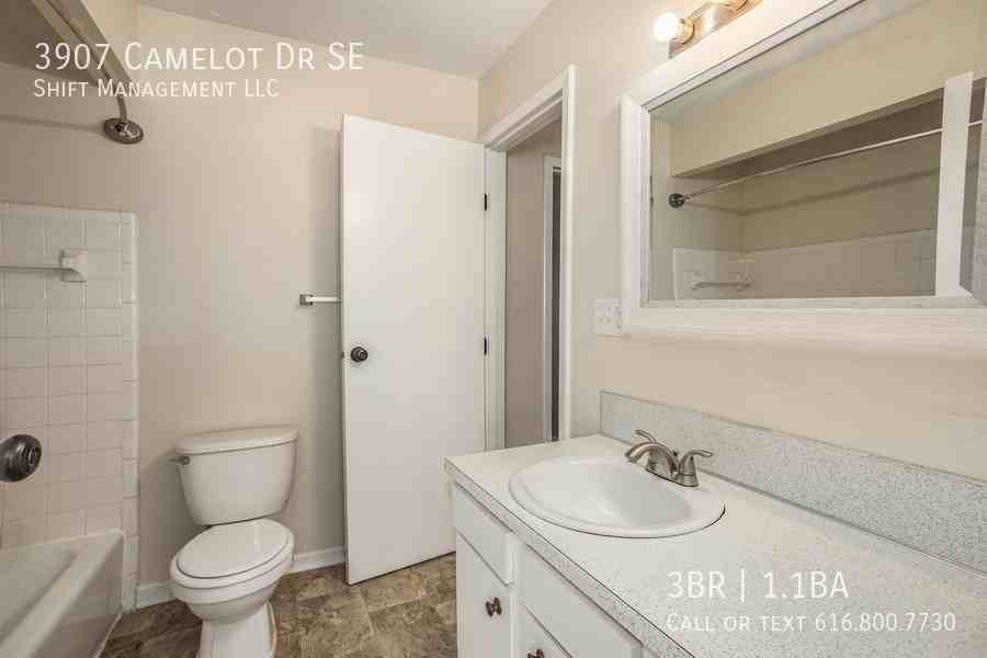 3907 Camelot Dr Se - Photo 2 of 20