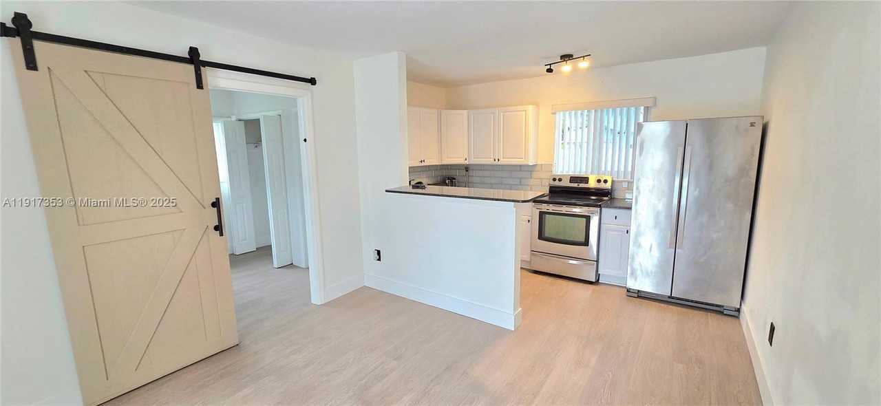 1540 Ne 118th St #1540B - Photo 5 of 22