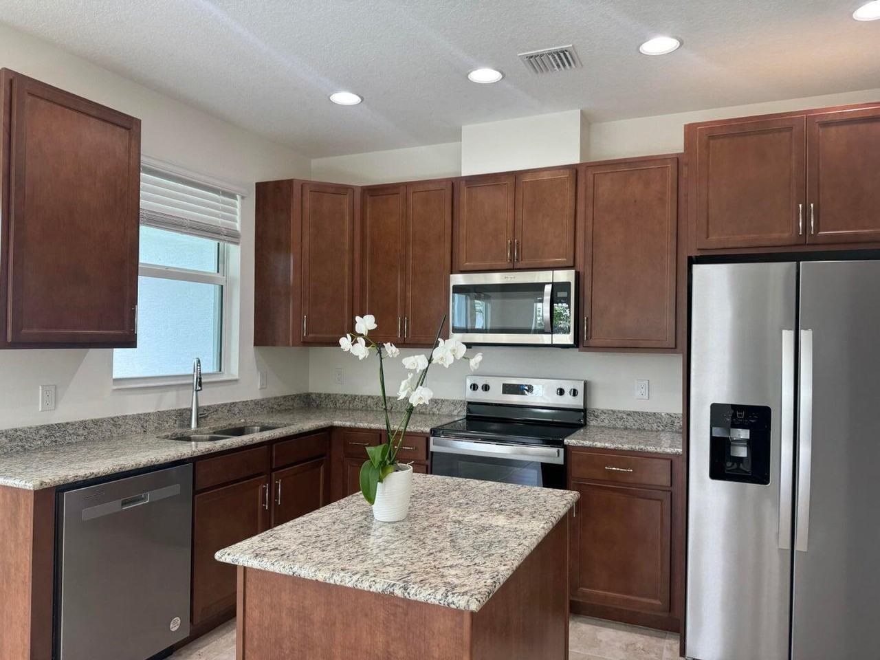 16452 Millenium Ct #16452 - Photo 6 of 8