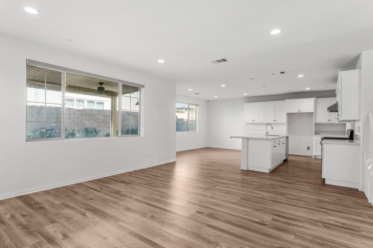 3915 E Fincastle St #3915 - Photo 2 of 35