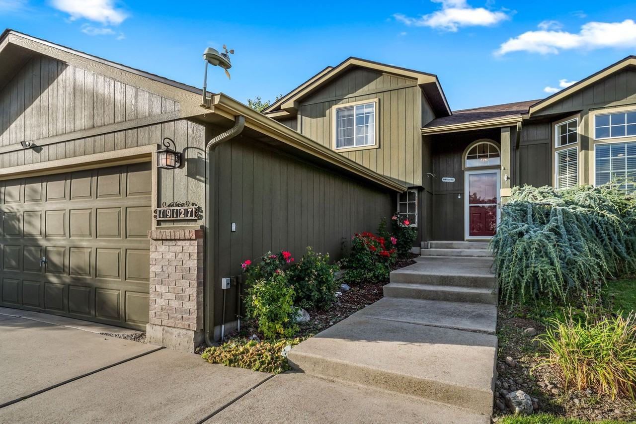 19127 E Baldwin Ln - Photo 2 of 50