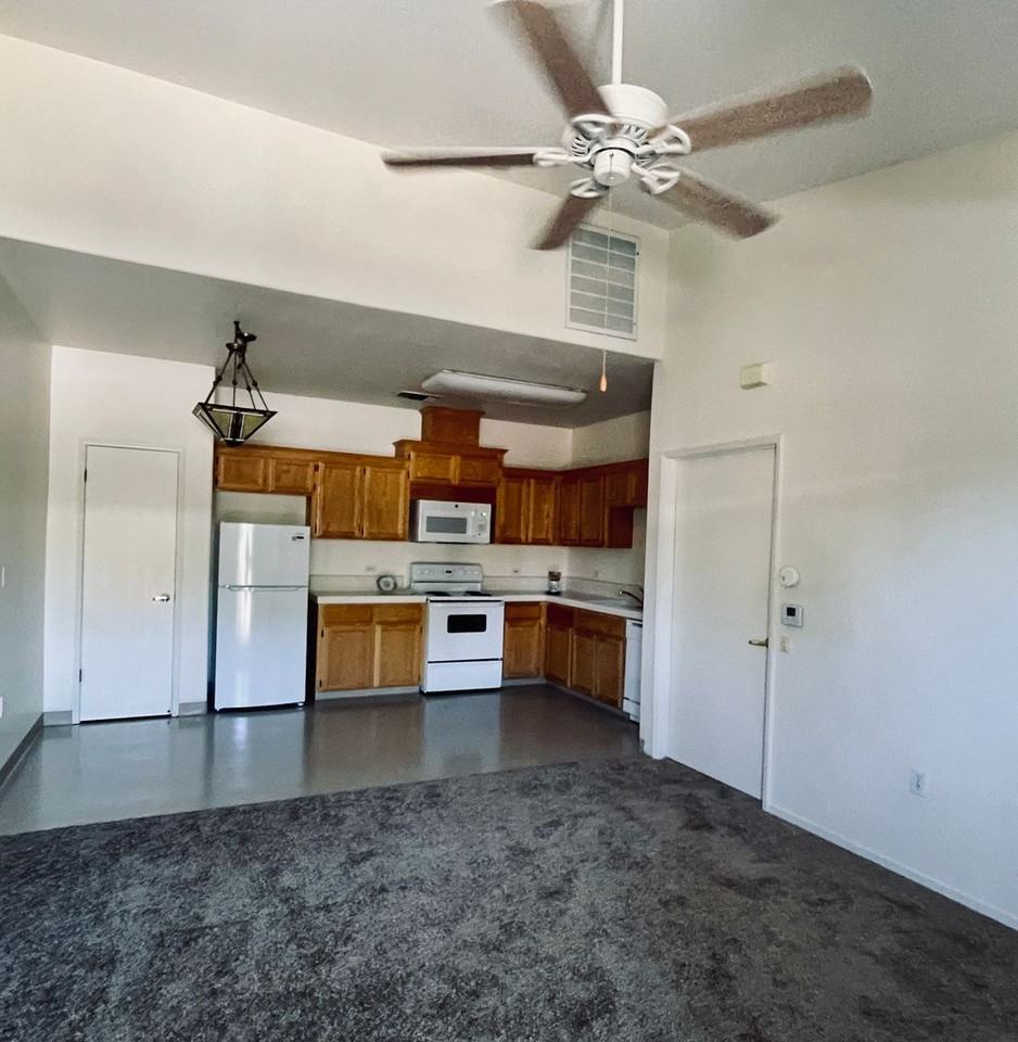 SIERRA HEARTLAND APTS - Photo 3 of 5